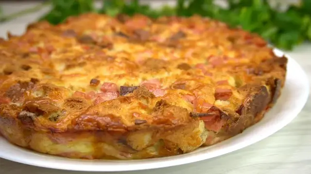 Пирог из батона и колбасы