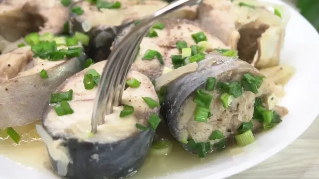 Скумбрия на луковой подушке