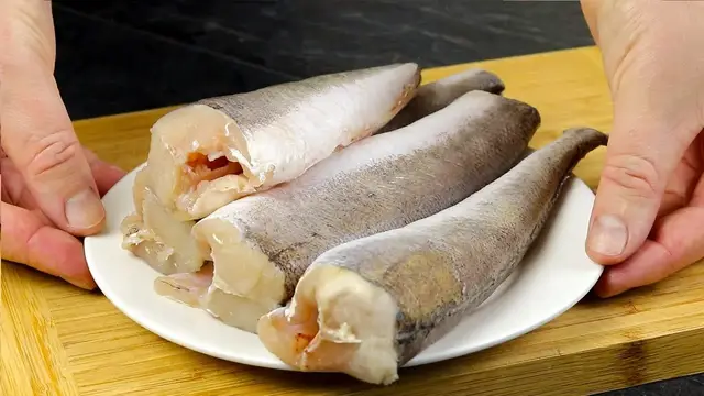 Хек запеченный в сковороде