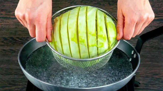 Острые капустные оладьи с чесночным соусом