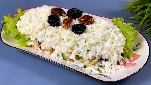 Простой и невероятно вкусный салат с копченой курицей и грецкими орехами.