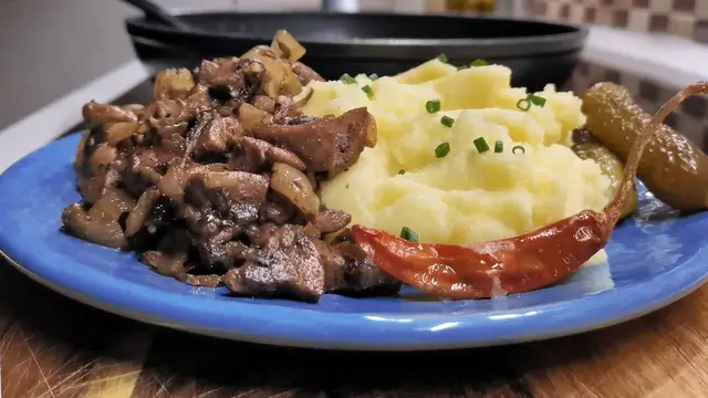 Говяжьи почки с огурцами 