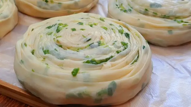Вкусная катлама с луком