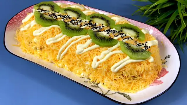 Новогодний салат с копченой курицей и киви