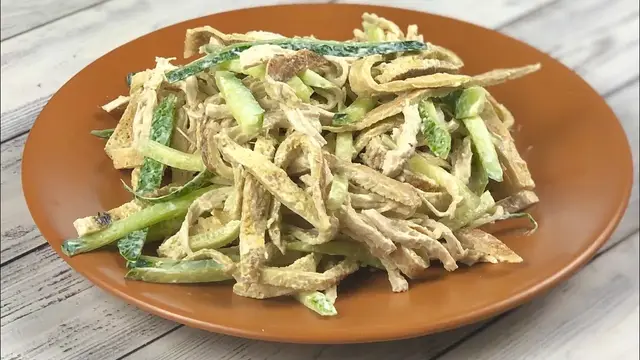 Салат с яичными блинчиками и курицей