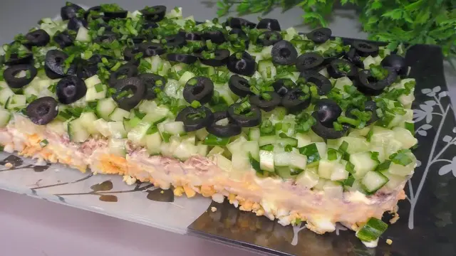 Новый салат с рыбными консервами