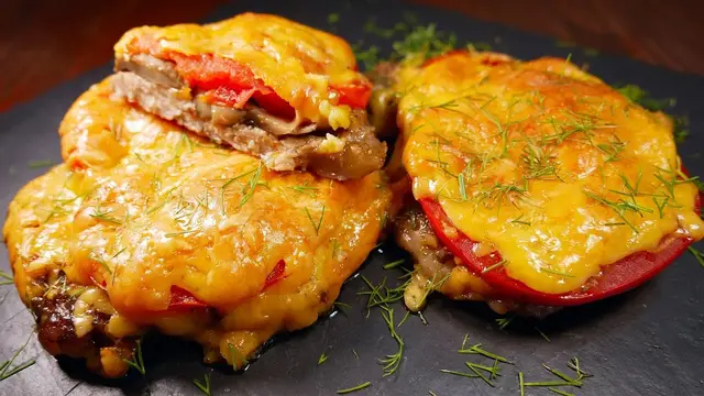 Свинина с грибами, помидорами и сыром