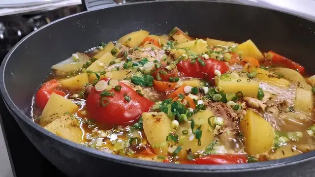 Ужин из курицы с картошкой на сковороде 