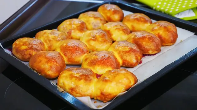 Простые Пирожки с яблоками и вишнями