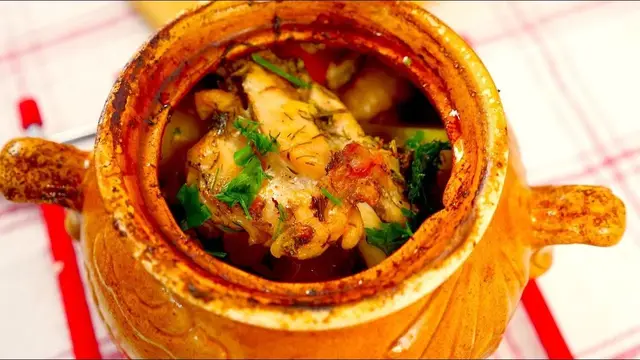 Картошка с мясом и грибами в горшочках