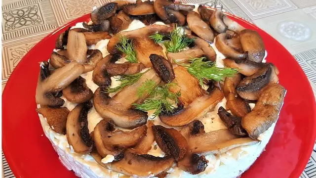 Слоёный салат с курицей и грибами 