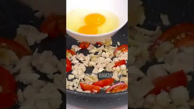 Яичница с кусочками курицы и помидорами