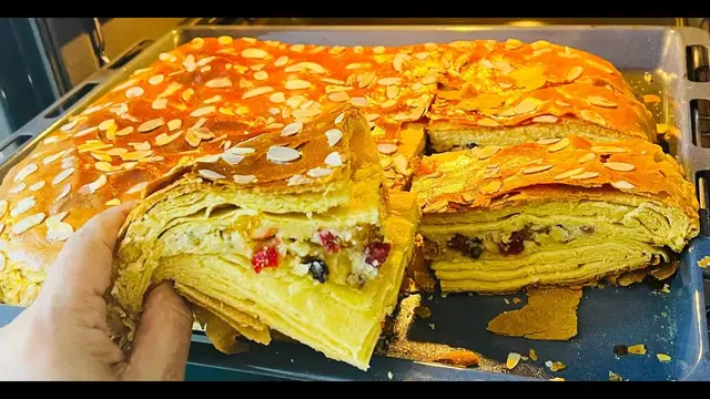 Слоеный пирог с сухофруктами