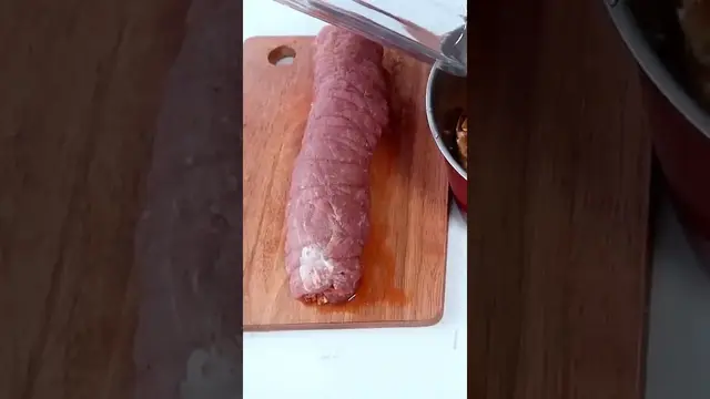 Мясной рулет в луковой шелухе