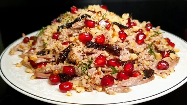 Эффектный мясной салат на новый год с говядиной и гранатом