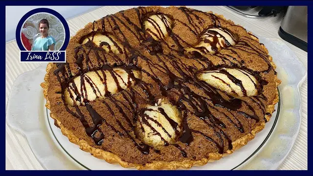 Открытый пирог с шоколадным кремом и грушей