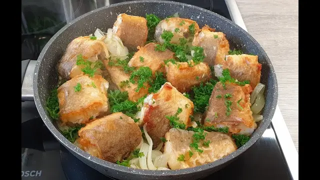 Рыба жареная на луковой подушке