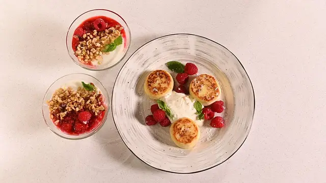Сырники со сметаной и ягодами