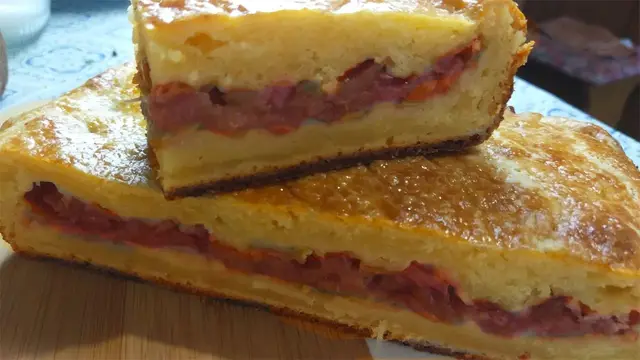 Сочный пирог с ревенем и корицей