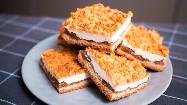 Тертый пирог с яблоками и творогом