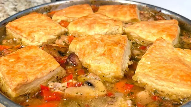 Курица с грибами на сковородке