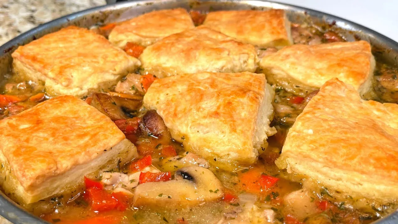 Курица с грибами на сковородке