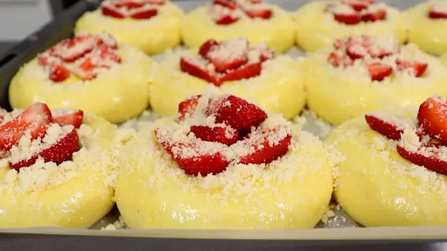 Ватрушки с нежным домашним пудингом и ароматной свежей клубникой