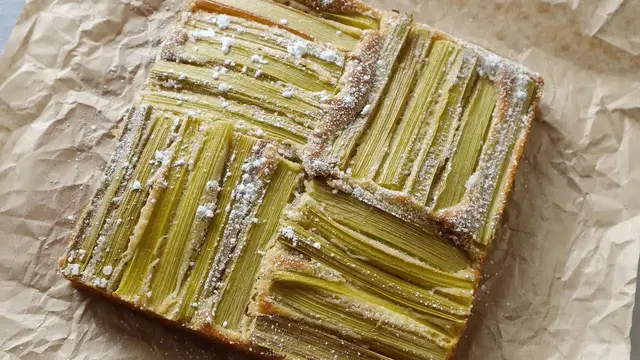 Необычный и невероятно вкусный кекс с ревенем в духовке 