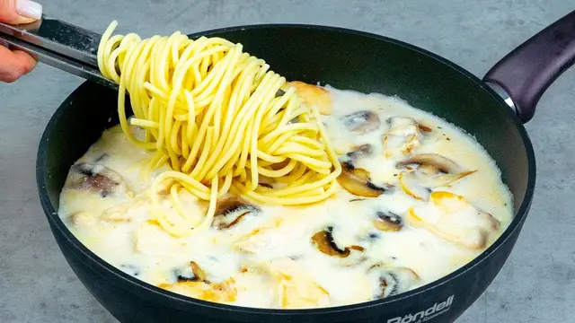 Спагетти с курицей и грибами в сливочном соусе