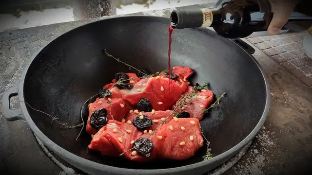 Говядина с кедровыми орехами и черносливом в казане