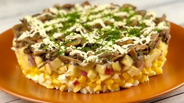 Простой салат с яблоками 
