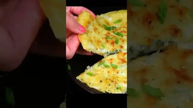 Картофельная лепешка с начинкой на завтрак