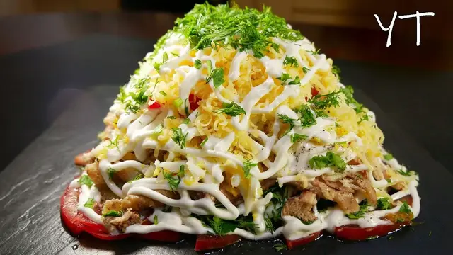 Вкуснейший салат из куриного мяса, овощей и твердого сыра