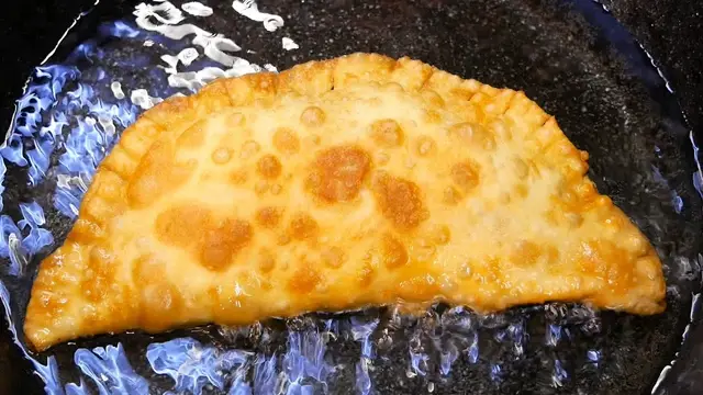 Сочные и хрустящие чебуреки с сюрпризом
