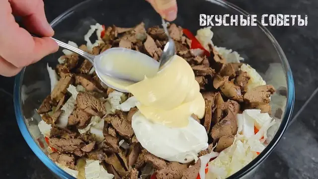 Вкусный салат с куриной печенью, сладким перцем и пекинской капустой