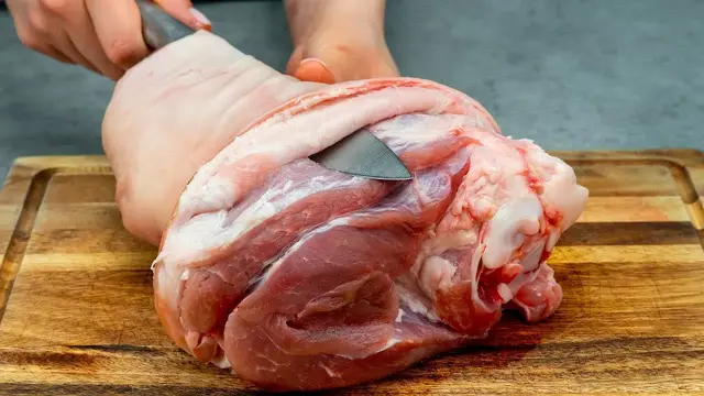 Вкусная свиная рулька
