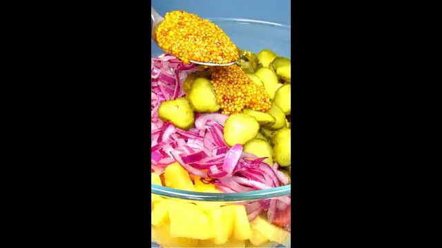 Салат с картошкой, колбасой и маринованным луком
