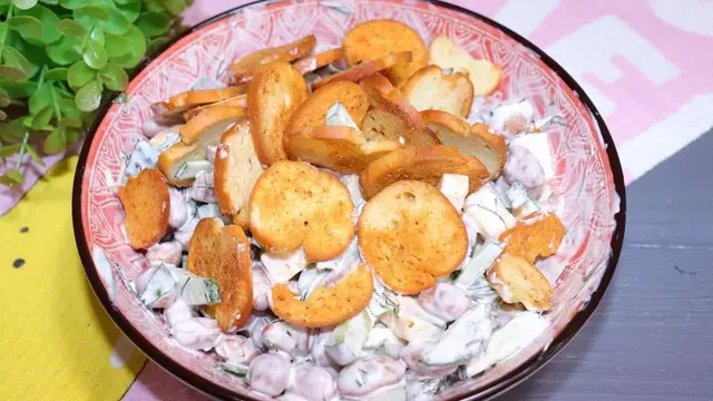 Очень вкусный салат с фасолью