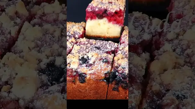 Сочный пирог с замороженными ягодами и песочной крошкой