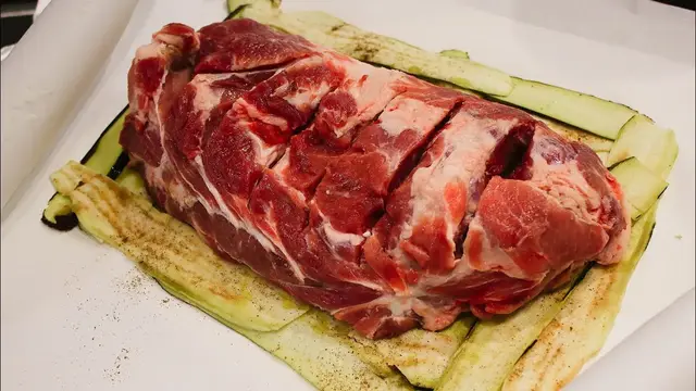 Вкусное и сочное мясо в духовке