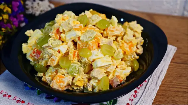 Волшебный салат с курицей и виноградом