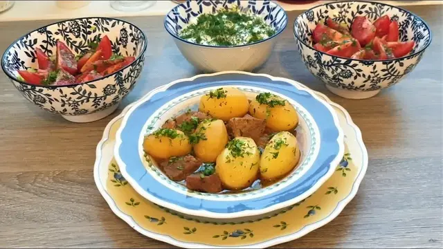 Тушёная картошка с мясом и овощной салат на обед