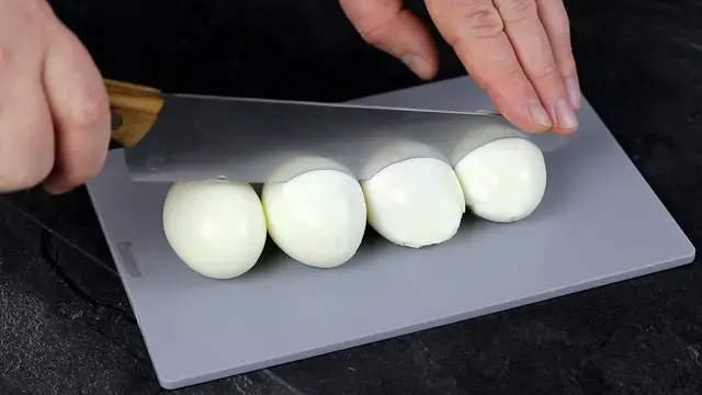 Лёгкая закуска из яиц и колбасы