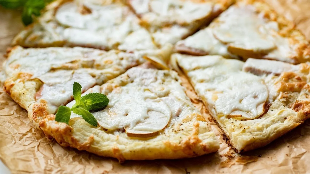 Вкусная домашняя пицца с ветчиной и грушей