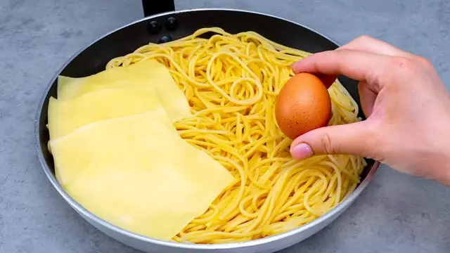 Тарт из спагетти на сковороде с яйцами и сыром