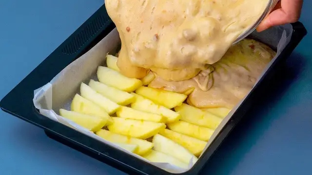 Пирог с яблоками, бананами и орехами