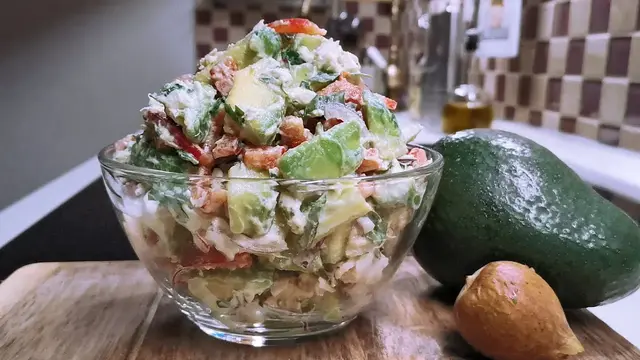 Салат с курицей и авокадо 