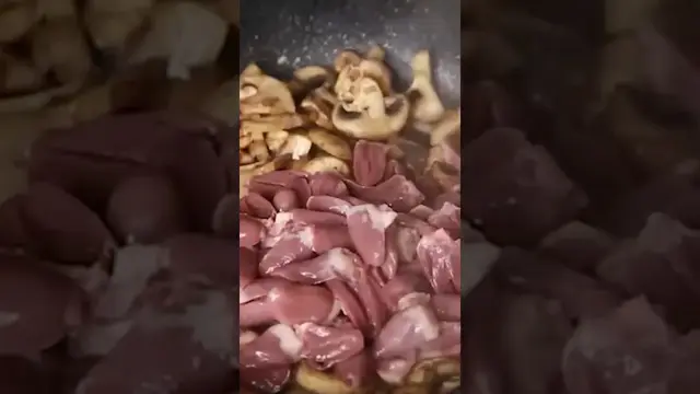  Куриные сердечки в сметане