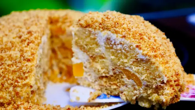 Торт Медовик со сметанным кремом и консервированными персиками