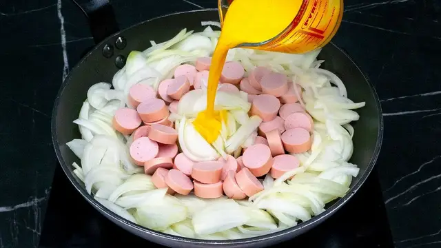 Особенный омлет с сосисками